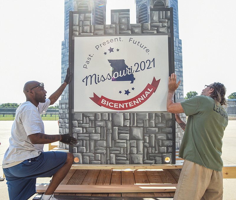 Julie Smith/News Tribune
Jefferson City Correctional Center offenders Anthony Standifer, left, and Terry Garzee, place the door on the rear of the float as they near completion of the float for the Bicentennial Inauguration Parade Saturday in downtown Jefferson City.