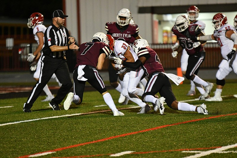 LibertyEylau nearly snaps Van's win streak, falls 2725