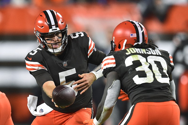 Browns quarterback Case Keenum hands the ball off to running back D'Ernest Johnson during the first half of Thursday night's game against the Broncos in Cleveland.