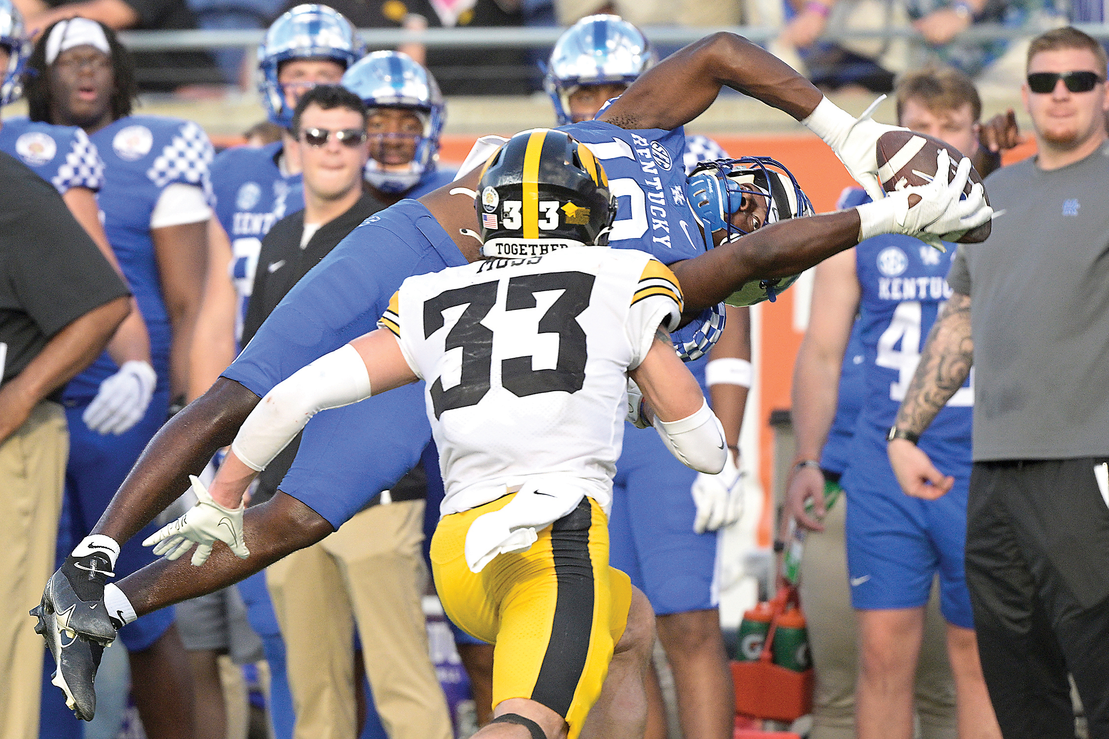 Kentucky rallies late to beat Iowa 20-17 - Vimarsana News