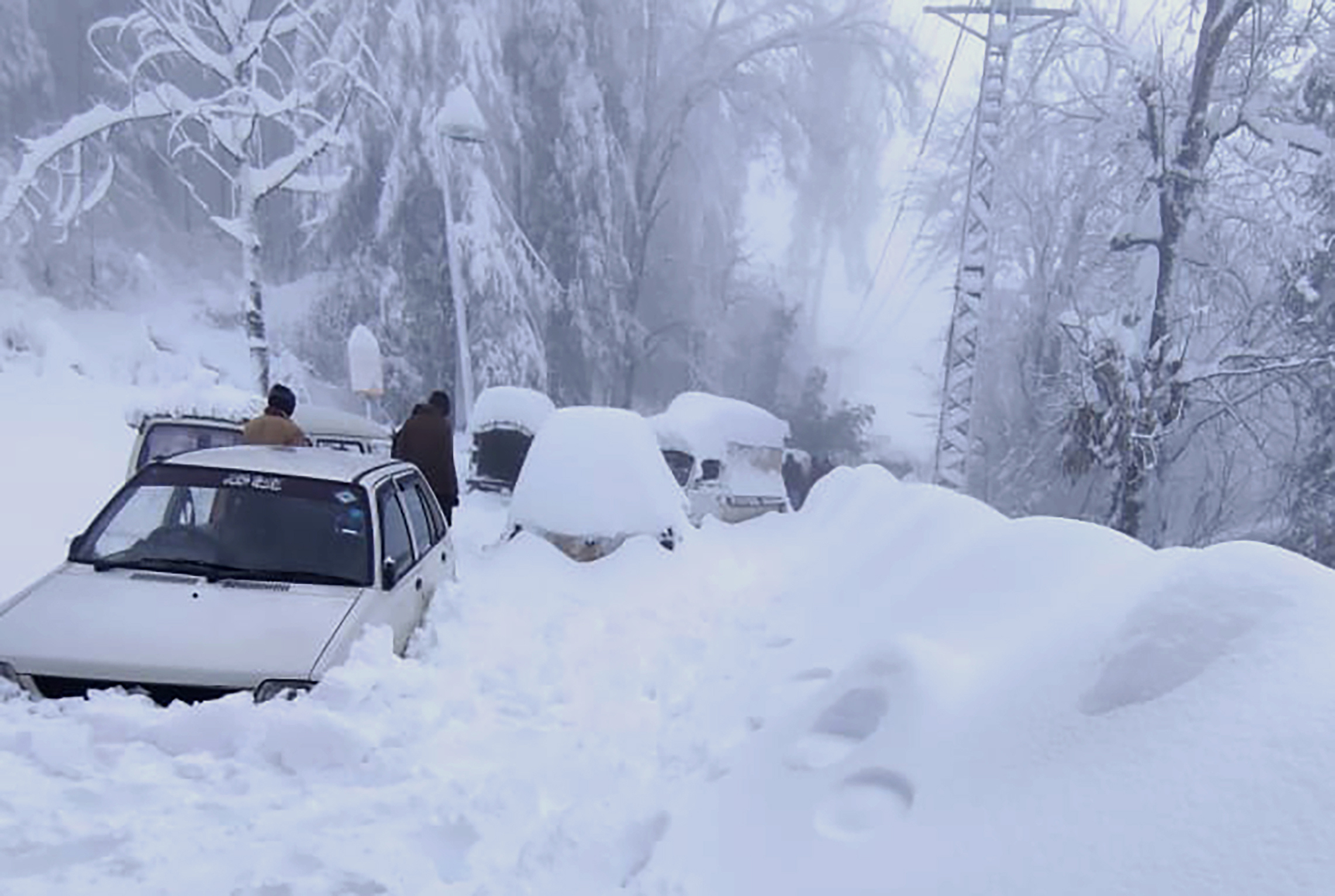 Cold kills 22 stuck in cars in heavy snow at Pakistan resort - Vimarsana News