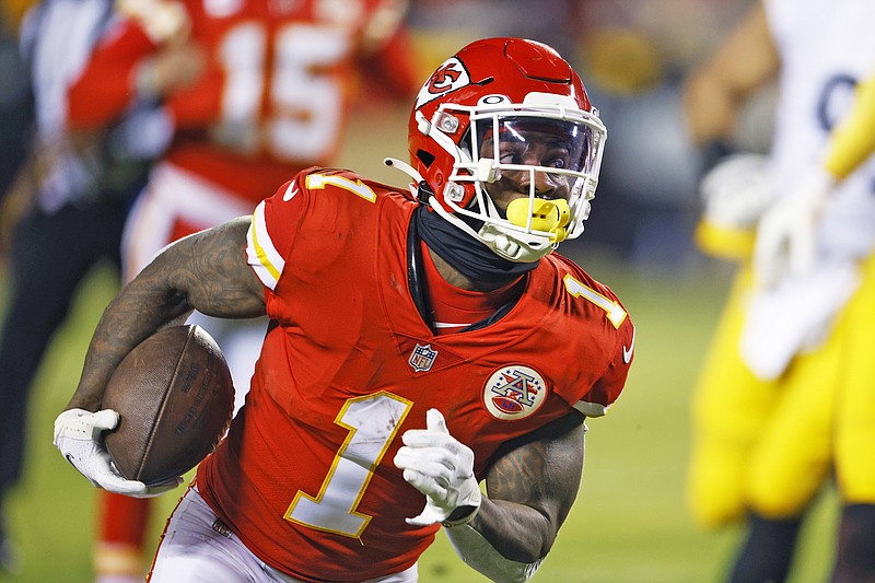 Chiefs running back Jerick McKinnon scores on a 4-yard touchdown reception during the first half of Sunday's AFC wild-card playoff game against the Steelers at Arrowhead Stadium in Kansas City. (Associated Press)