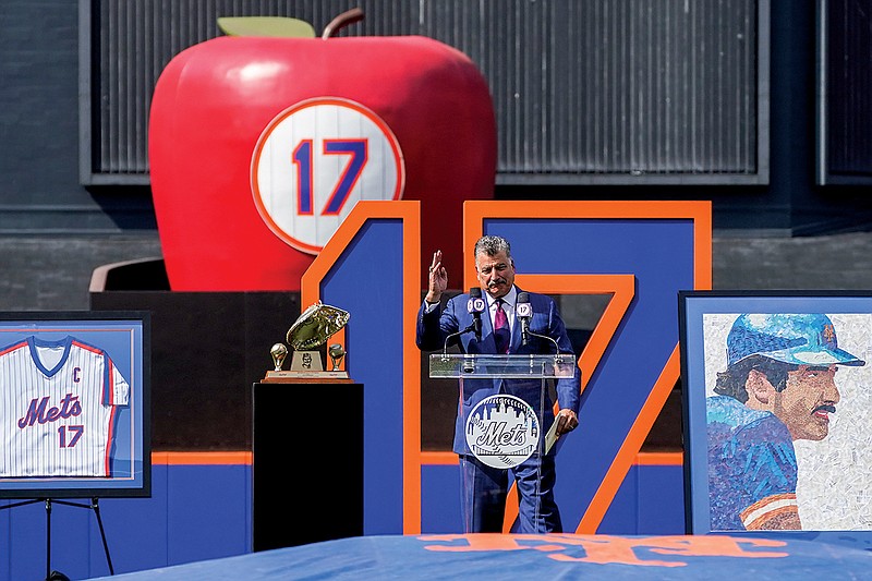 Mets retire Keith Hernandez's No. 17