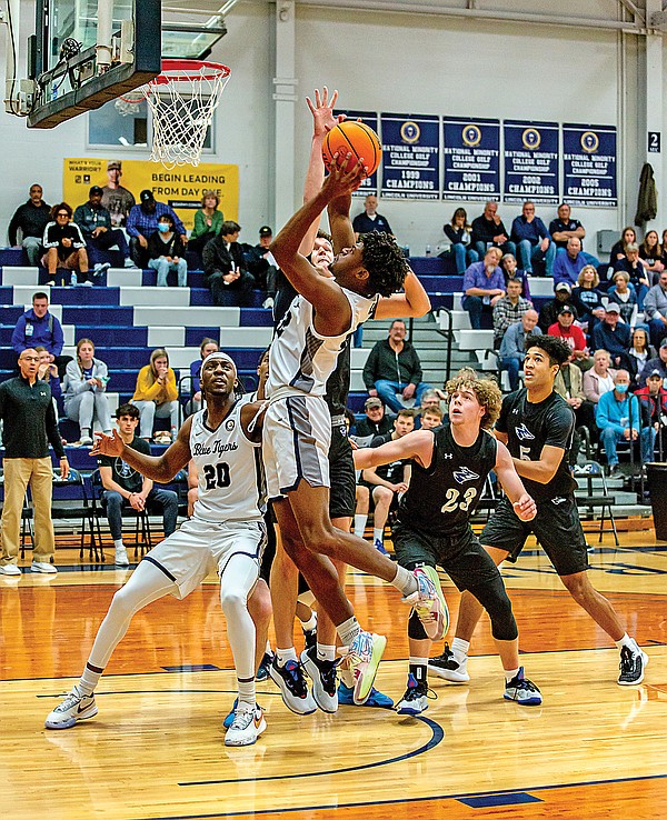 Lincoln men #39 s basketball defeats Lopers in return to MIAA play