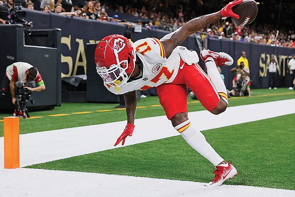 Carr throws TD pass in Saints debut 2624 preseason win vs Chiefs