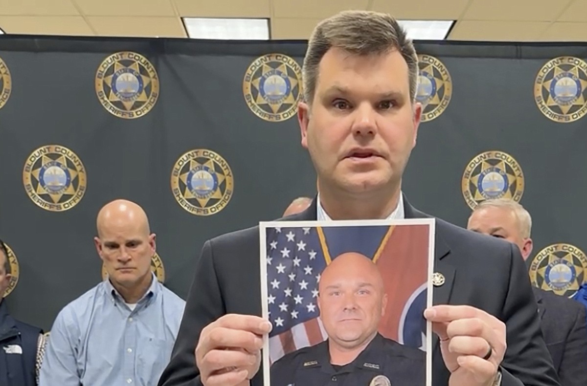 Tennessee authorities search for suspect in shooting of 2 sheriff's ...
