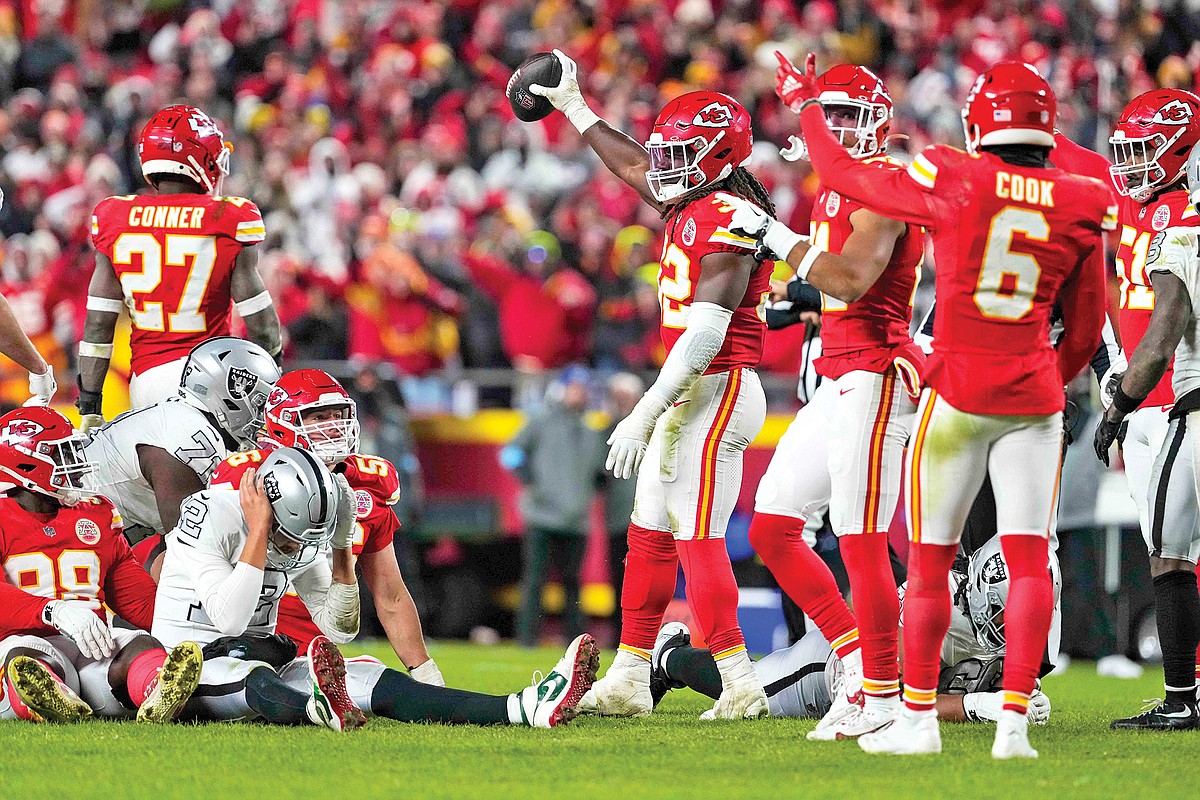 Chiefs clinch playoff berth with 1917 victory against Raiders Fulton Sun