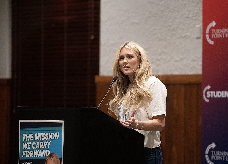 Riley Gaines Incendeia Conway: Elogios a Sanders e Trump em Evento Explosivo!