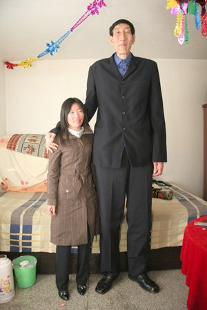 World's tallest man marries woman more than 2 feet shorter than