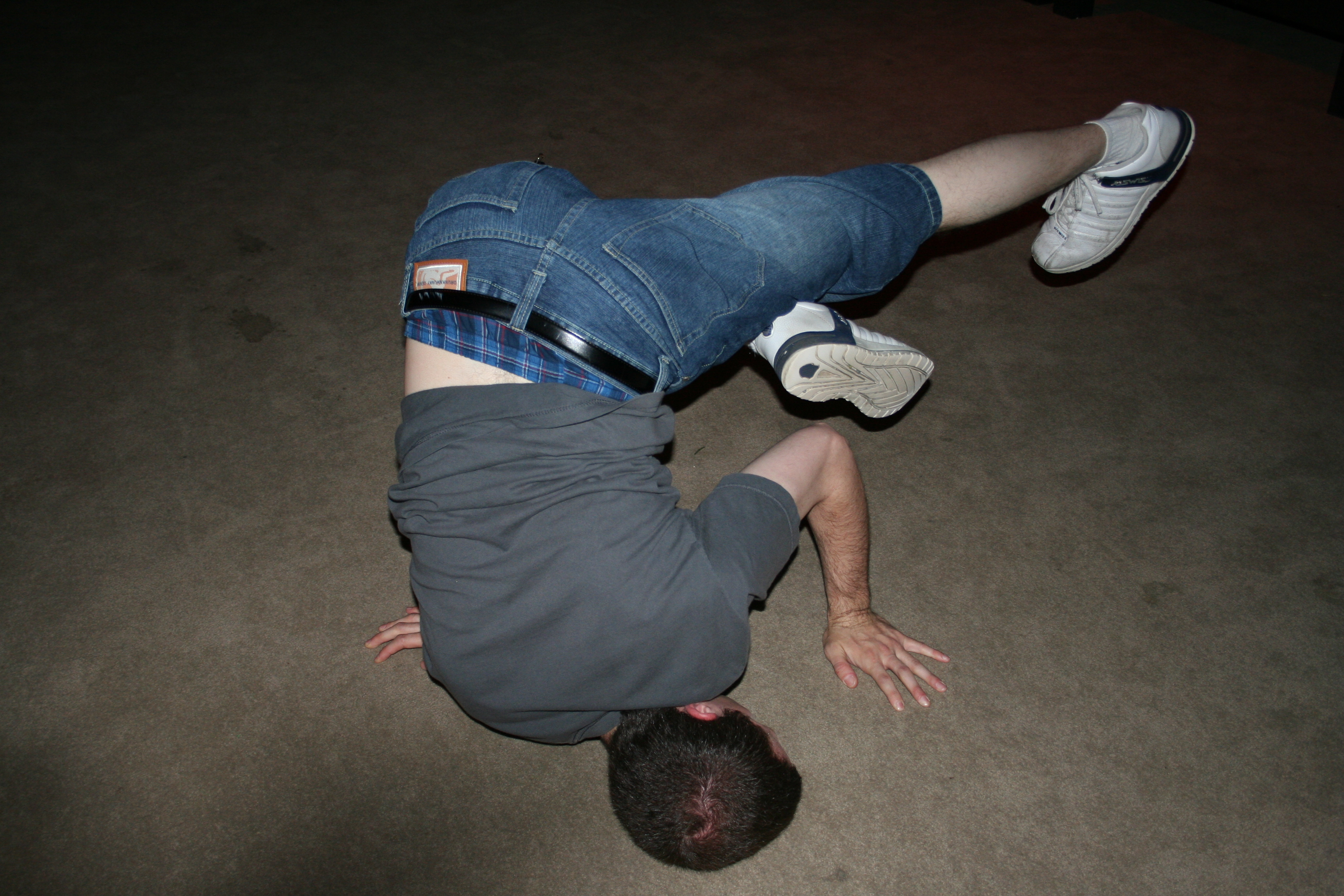 One ArtsScene goer shows his art expression...on the dancefloor!