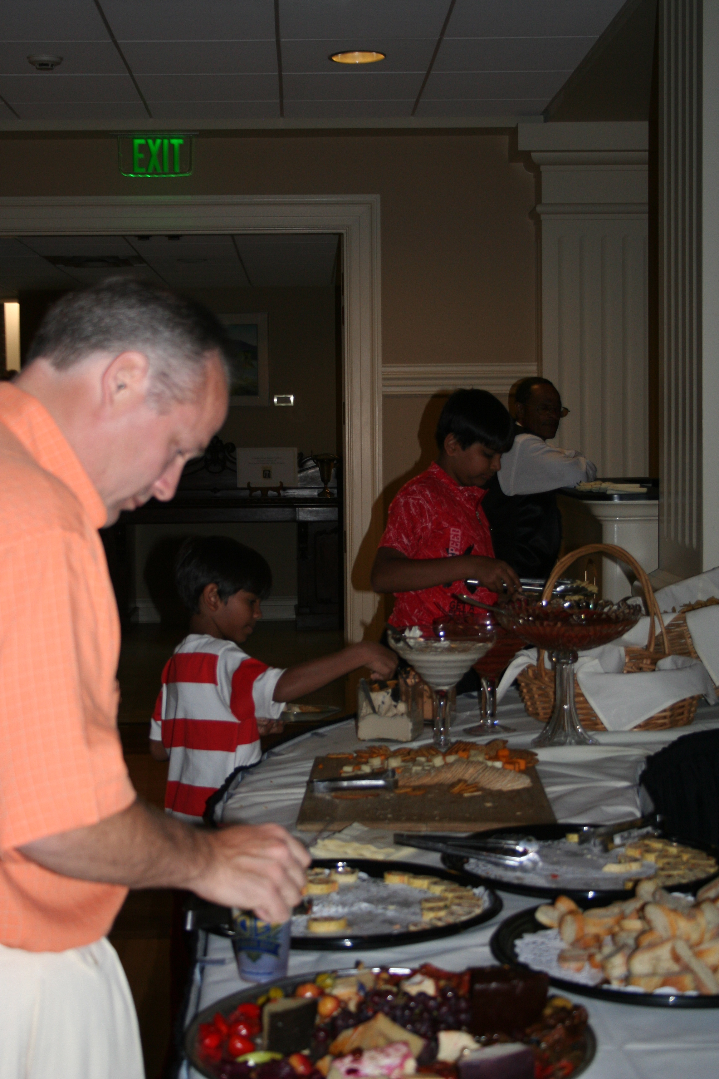hors d'oeuvres and beverages