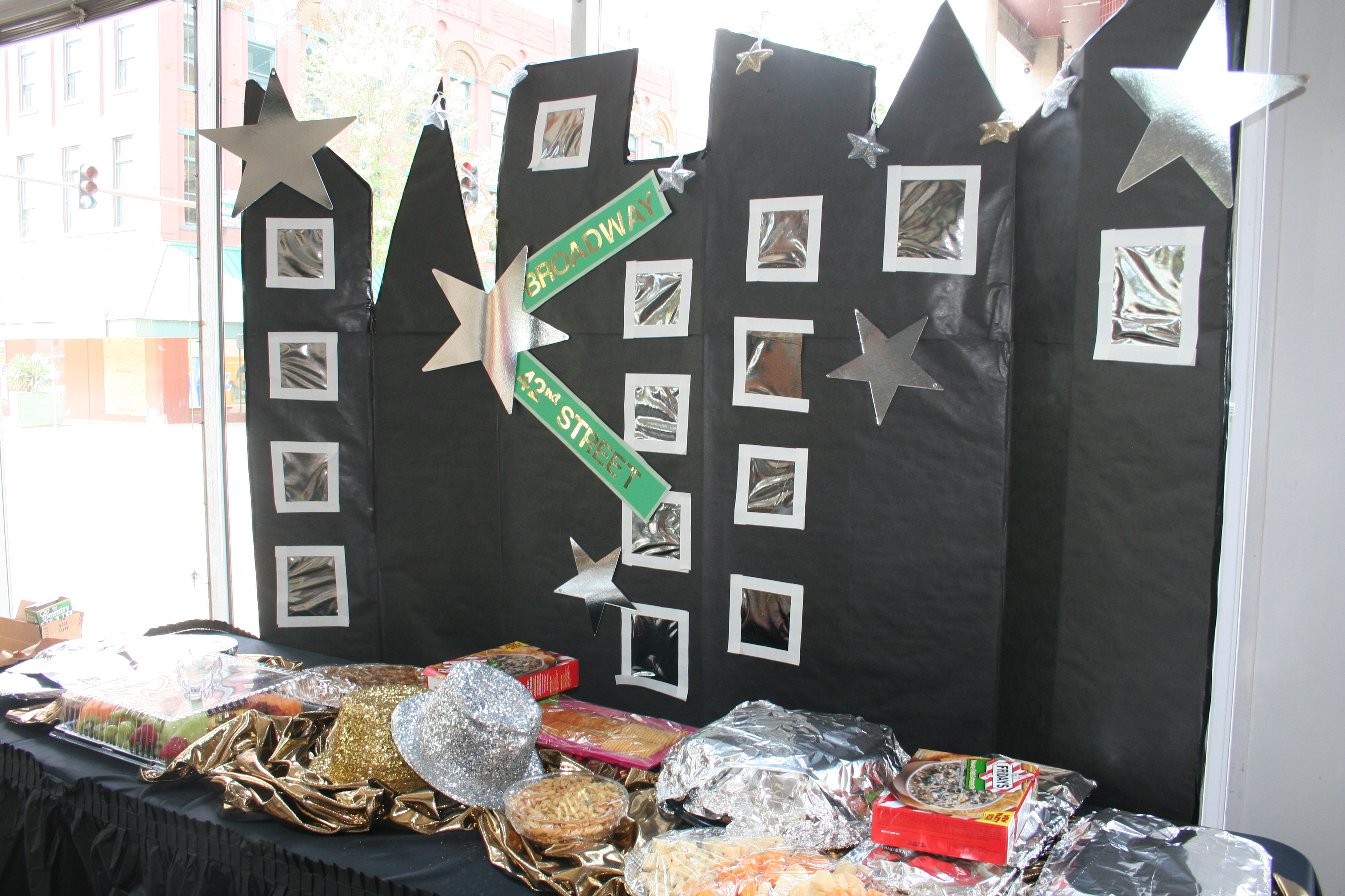 A finger-food reception after the performance of "Sing, Dance, Repeat!"