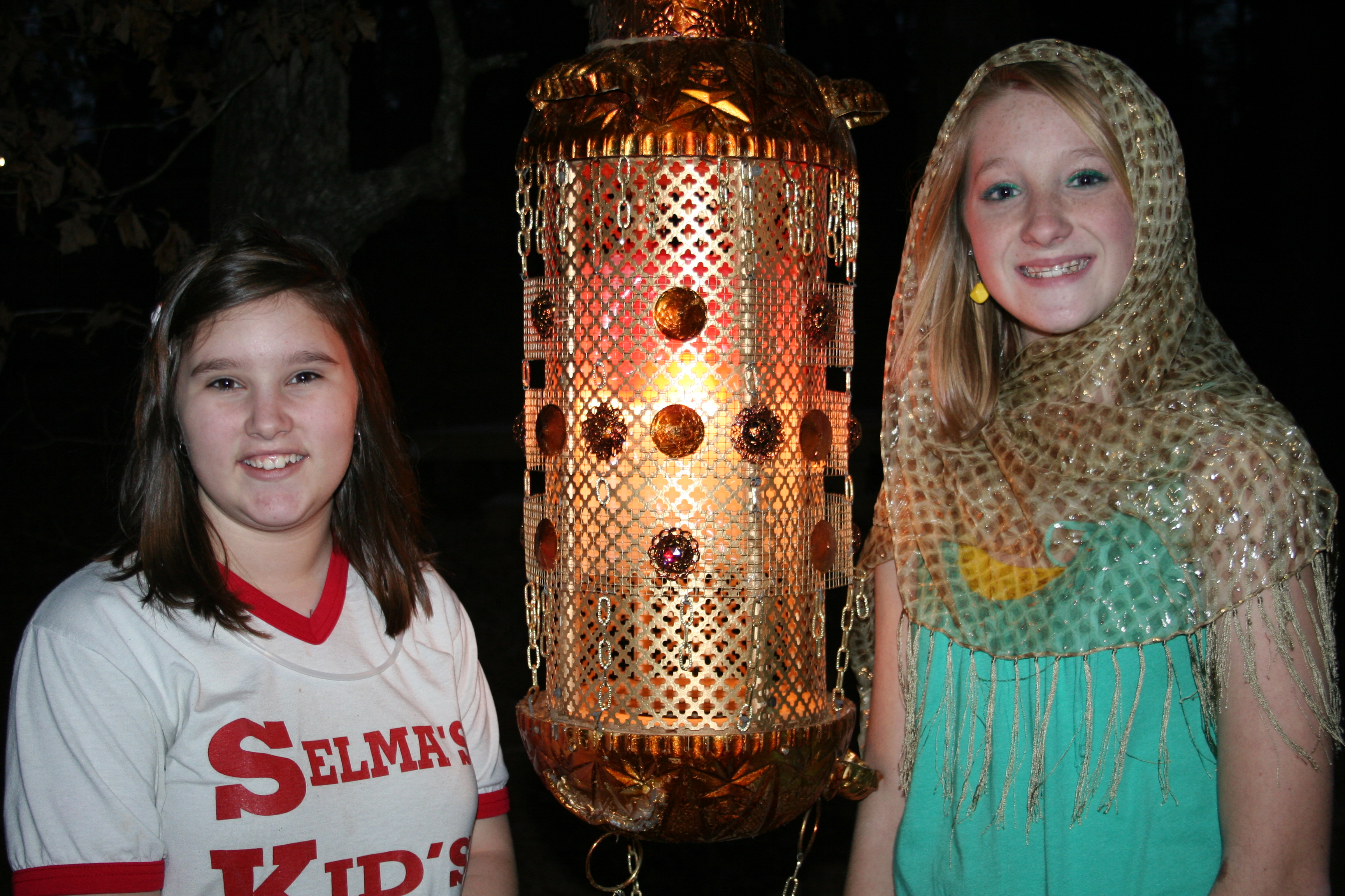 Amanda Oxford and Lindsey Bray volunteer at the Turkish tent.