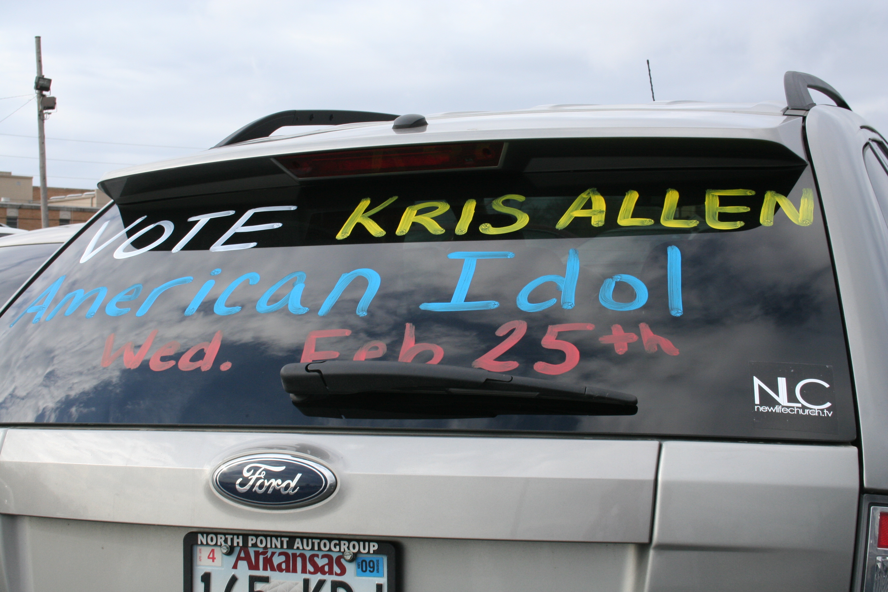 A car in the parking lot supporting Conway's Kris Allen.