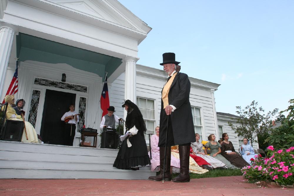 The sundressed and sun-drenched met at Washington Countys Headquarters House for the 39th year for the ice cream social.