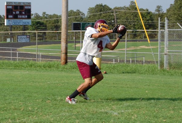 Orlando Hicks reaches for a pass during practice.