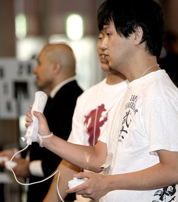  A man uses a Nintendo Wii controller during Tokyo Game Show 2009 on Thursday in Makuhari, Japan.