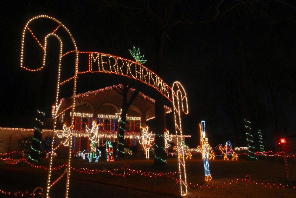 Arkansas Democrat-GazetteKAREN E. SEGRAVE121709Heritage Park Circle in North Little Rock is a bright spot for Christmas lights. For a Style story on neighborhoods with lots of Christmas lights.