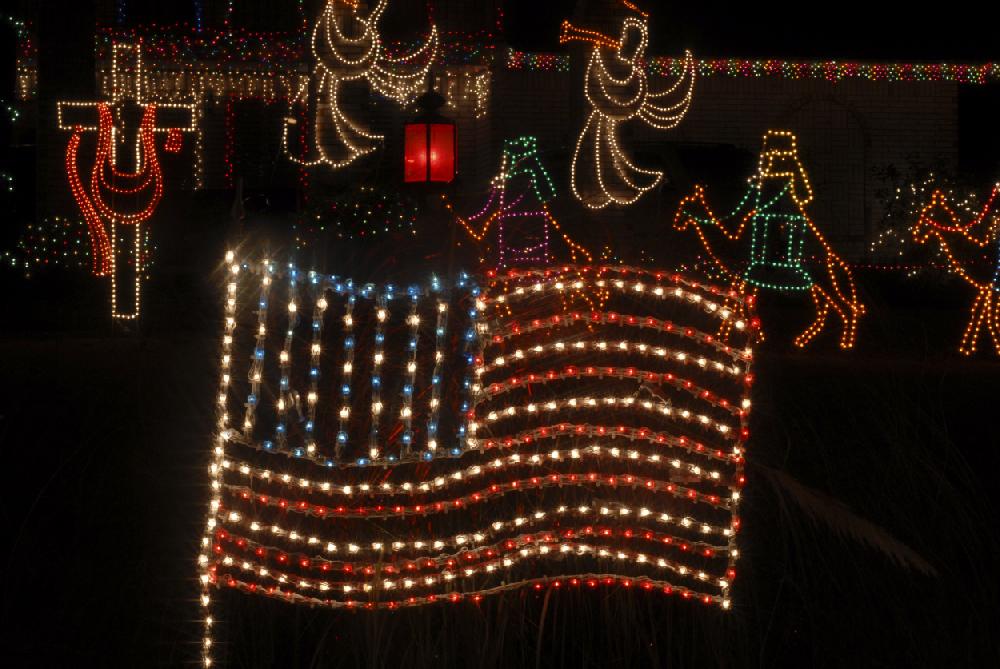 Arkansas Democrat-GazetteKAREN E. SEGRAVE121709Heritage Park Circle in North Little Rock is a bright spot for Christmas lights. For a Style story on neighborhoods with lots of Christmas lights.