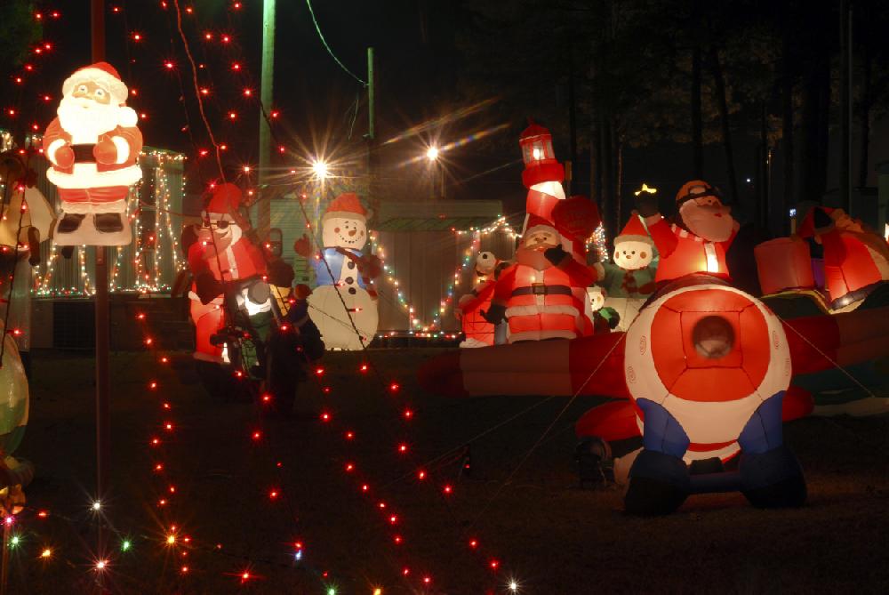Arkansas Democrat-GazetteKAREN E. SEGRAVE121709For a Style story on neighborhoods with lots of Christmas lights. Enterprise Drive in Little Rock, near East End.