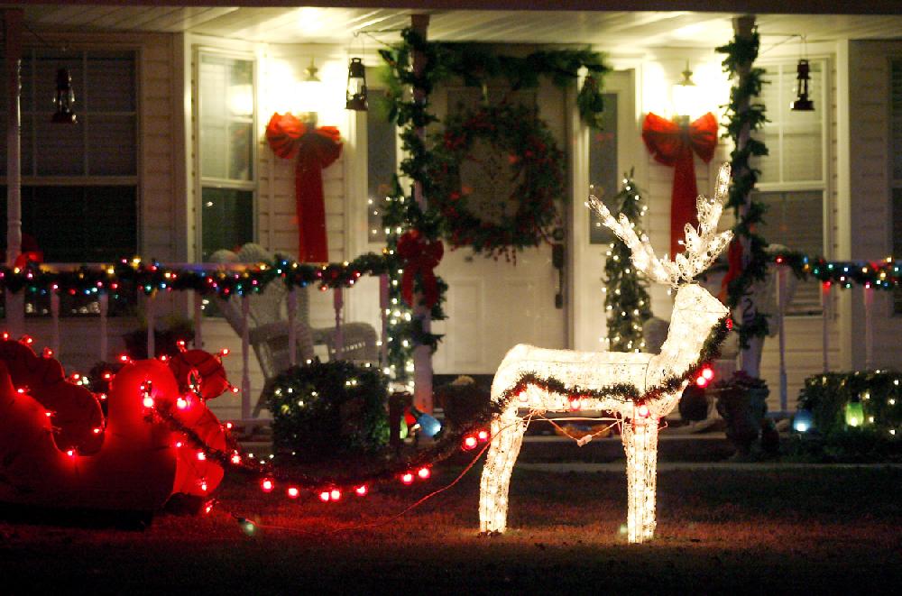 Arkansas Democrat-GazetteJASON IVESTER 12-14-09
home with Christmas lights and decorations located at 1225 Apple Meadows Dr in Bethel Heights shot on Monday, Dec. 14, 2009