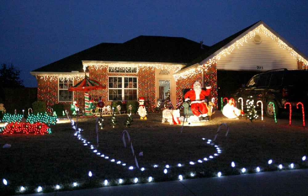 Arkansas Democrat-GazetteJASON IVESTER 12-14-09home with Christmas lights and decorations located at 703 Crystal Street in Lowell shot on Monday, Dec. 14, 2009