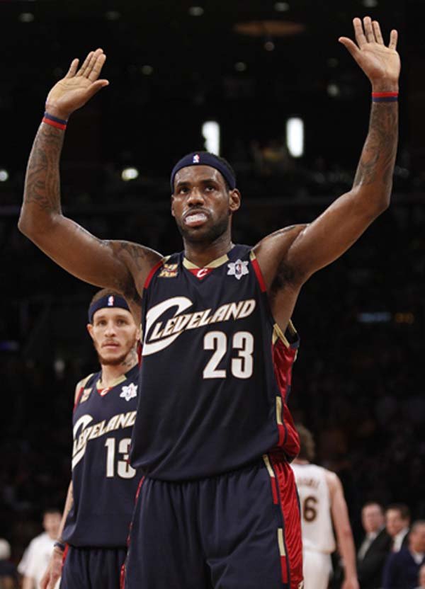 LeBron James had 26 points and nine assists to lead the Cleveland Cavaliers over the Los Angeles Lakers on Saturday.