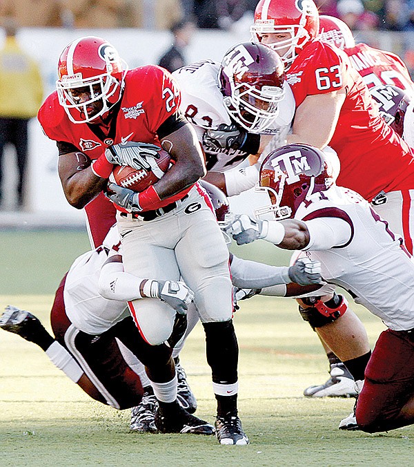 Georgia tailback Washaun Ealey (25) runs past Texas A&M defenders in the first quarter of Monday’s Independence Bowl in Shreveport. Ealey finished with 78 yards rushing in the 44-20 Georgia victory. 