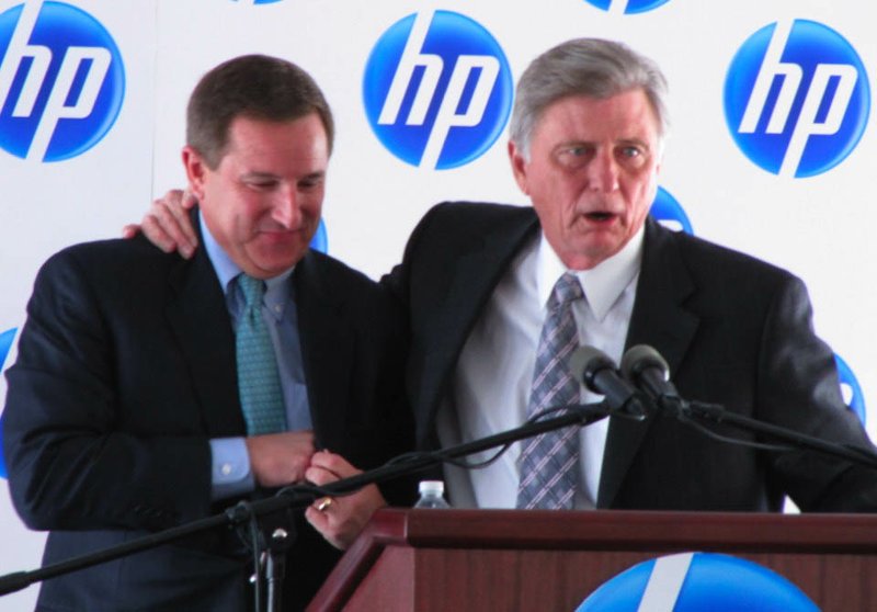 Gov. Mike Beebe, right, introduces Hewlett-Packard CEO Mark Hurd at a dedication ceremony for the technology company's $28 million support center in Conway.