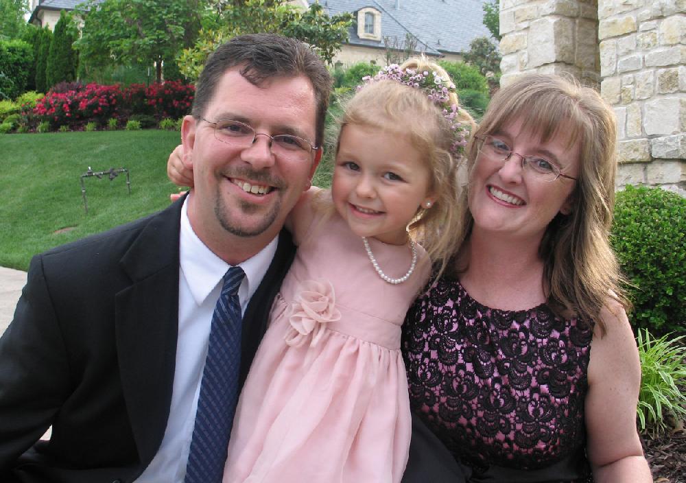 priest wed 8
Arkansas Democrat-GazetteERIN CAIN
priest wed 8
Flower girl Makenzie cq Warren with her parents, Andy and Corbett Warren of Honduras