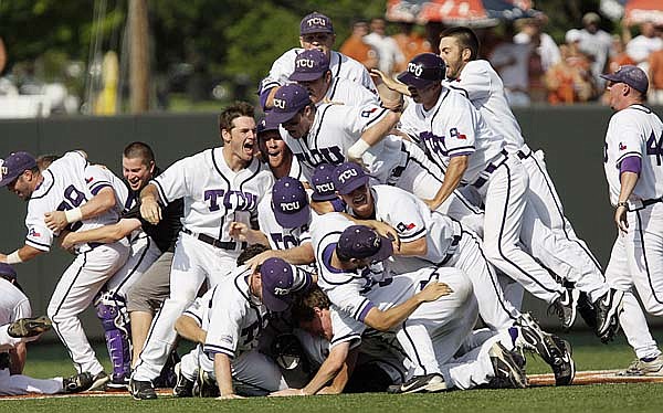 WholeHogSports - Vanderbilt advances to College World Series