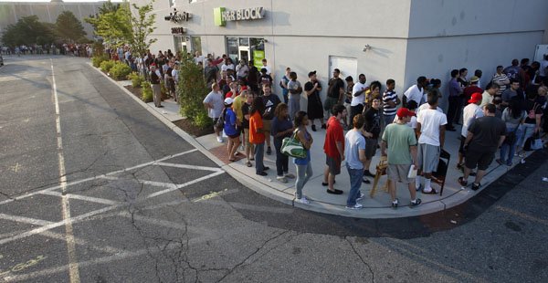A large crowd stands in a long line early in the morning Thursday, June 24, 2010, in Cherry Hill, N.J., for a chance to buy the new Apple iPhone 4.