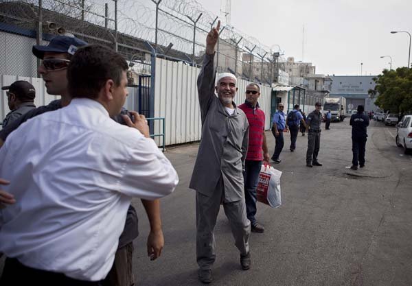 Sheik Raed Salah (center), the leader of the northern branch of the Islamic Movement in Israel, acknowledges supporters Sunday before entering Ayalon prison in the central Israeli town of Ramle to serve his sentence for spitting at a police officer.