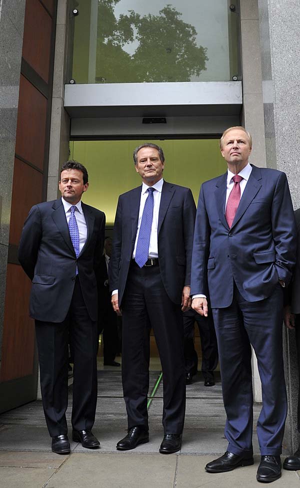 BP executives Tony Hayward (from left), the outgoing chief executive officer; Chairman Carl-Henric Svanberg; and Robert Dudley, a managing director who will replace Hayward on Oct. 1, talk with reporters Tuesday at the company’s headquarters in London.