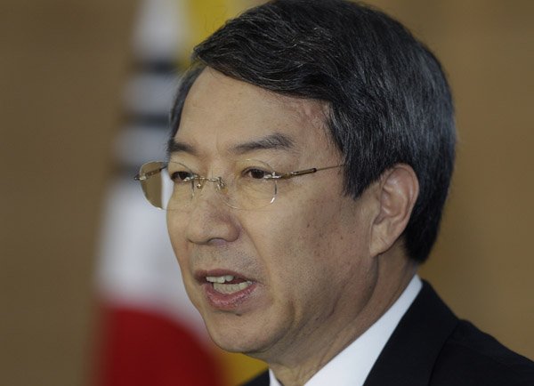 South Korean Prime Minister Chung Un-chan delivers a speech regarding his resignation during a press conference at the Government House in Seoul, South Korea, Thursday.