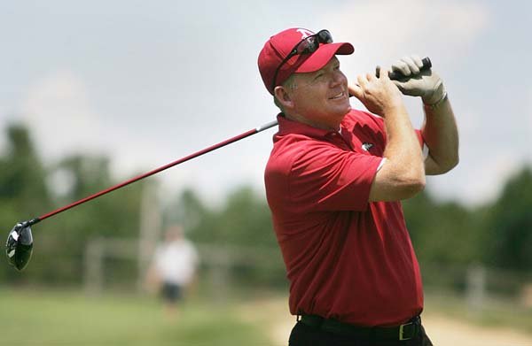 Bobby Petrino takes a swing at Paradise Valley Country Club in a 2010 file photo.