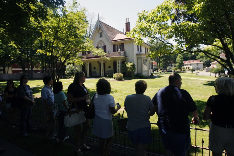 Members of the public stand outside the Delamater Inn waiting for invited guests to arrive for the wedding between Chelsea Clinton and fiance Marc Mezvinsky, in Rhinebeck, N.Y., on Saturday, July 31, 2010. Chelsea Clinton and her fiance Marc Mezvinsky are widely expected to be married in Rhinebeck later today. 
