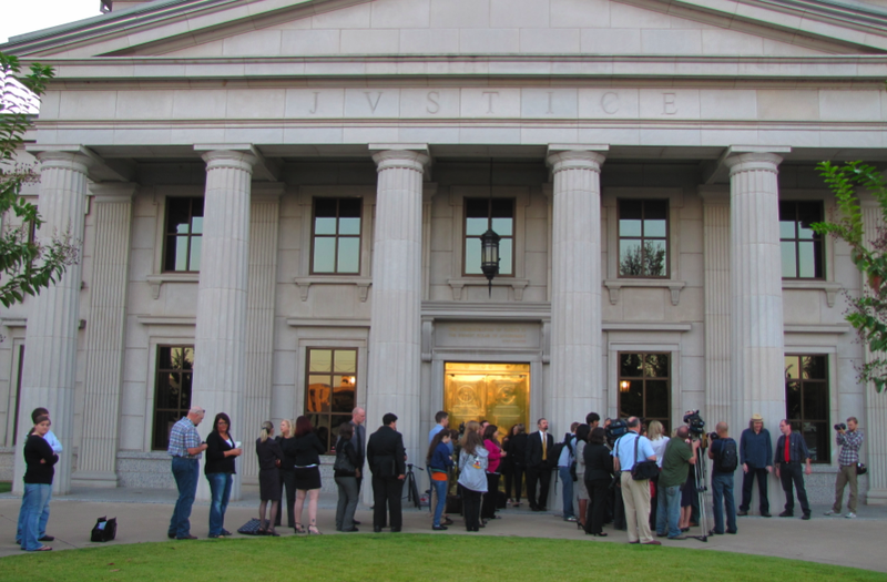 This Sept. 30 file photo shows people lined up outside the Arkansas Supreme Court at the Damien Echols appeal.