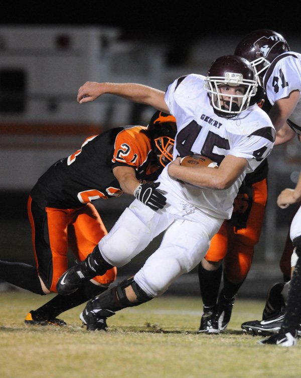 Gentry’s Eathen Ramsey escapes from Gravette linebacker Glenn Overturf, left, on Oct. 1 while tight end Kevin Scherer, right, makes a block at Gravette. The Pioneers travel to Nashville on Friday for their first-round game in the Class 4A playoffs.