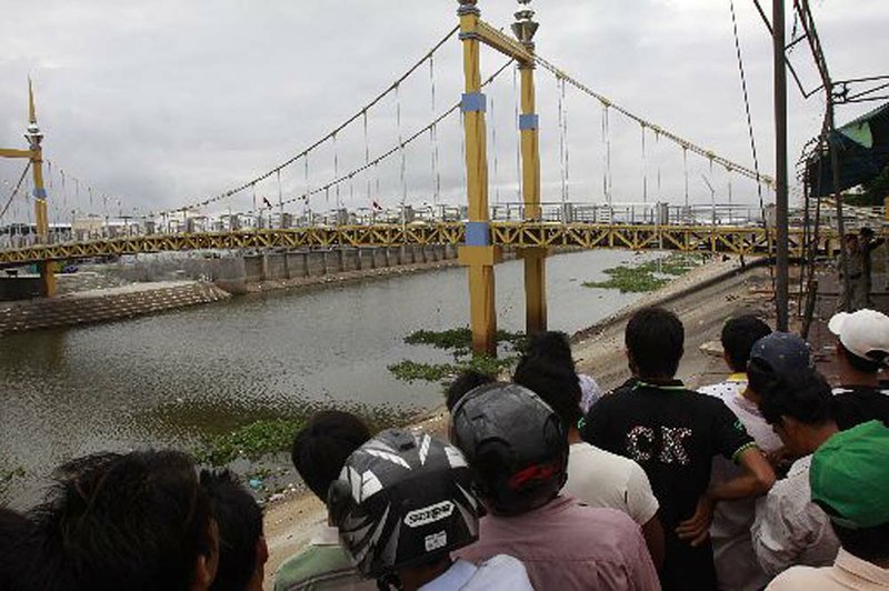 The bridge where hundreds were caught in Monday’s deadly stampede in Phnom Penh, Cambodia, draws a crowd Tuesday. 
