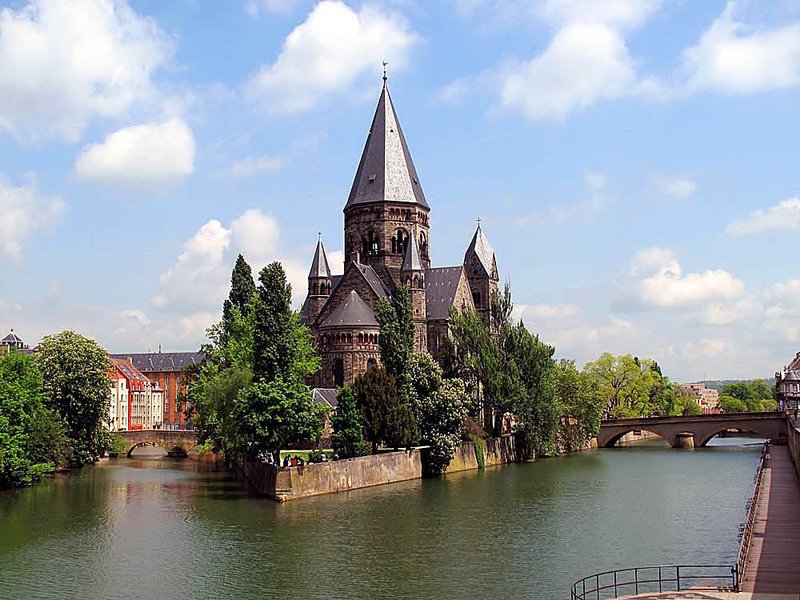 The Temple-Neuf was built on an island in the Moselle River during the German occupation of Metz. 