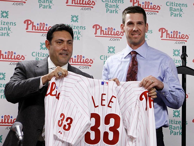 Phillies finalize Lee deal
