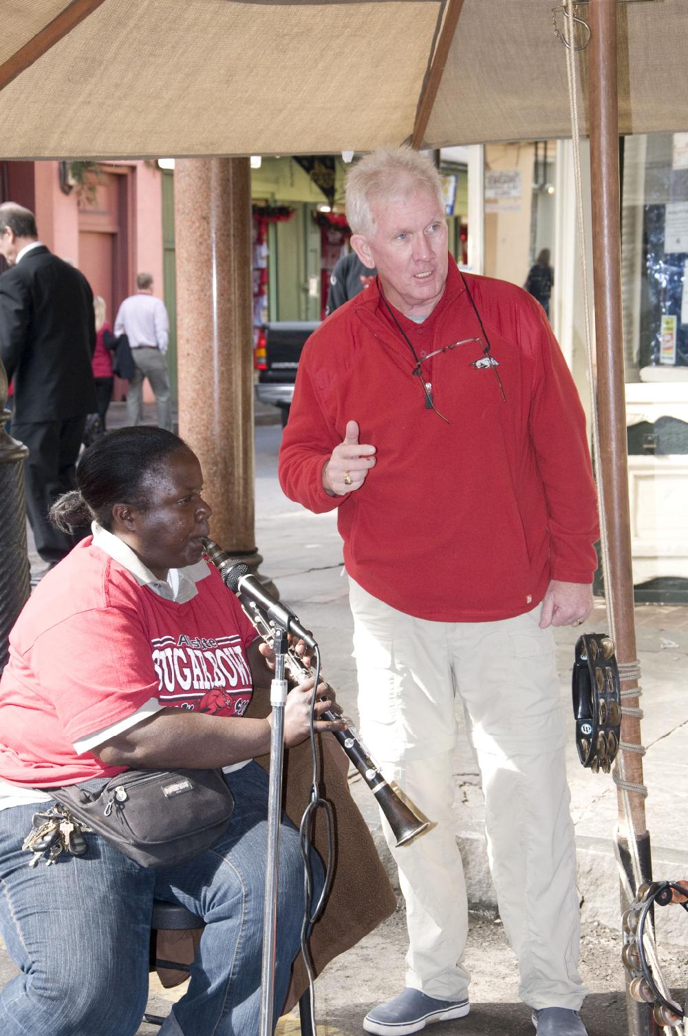 Arkansas Democrat Gazette photo by Cary Jenkins
Mark Baber of Marion teaches Dorene Ketchens of New Orleans the Razorback fight son