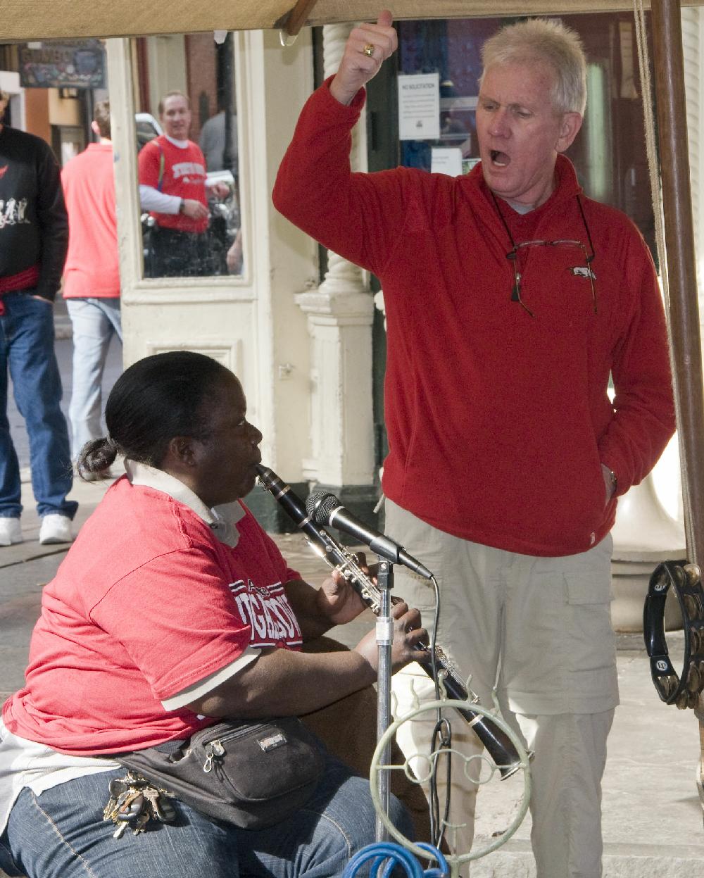 Arkansas Democrat Gazette photo by Cary Jenkins
Mark Baber of Marion teaches Dorene Ketchens of New Orleans the Razorback fight son