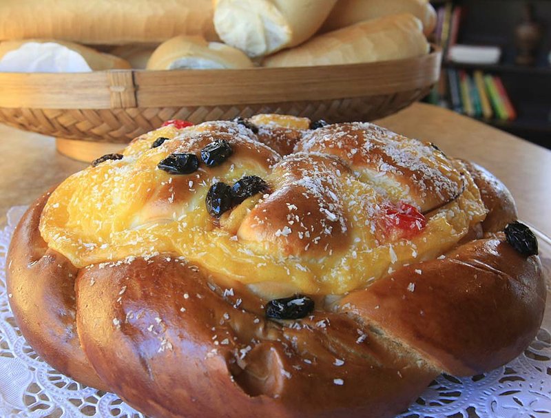 Rosca bread (foreground), pao zinho rolls from Rosalia’s Family Bakery

