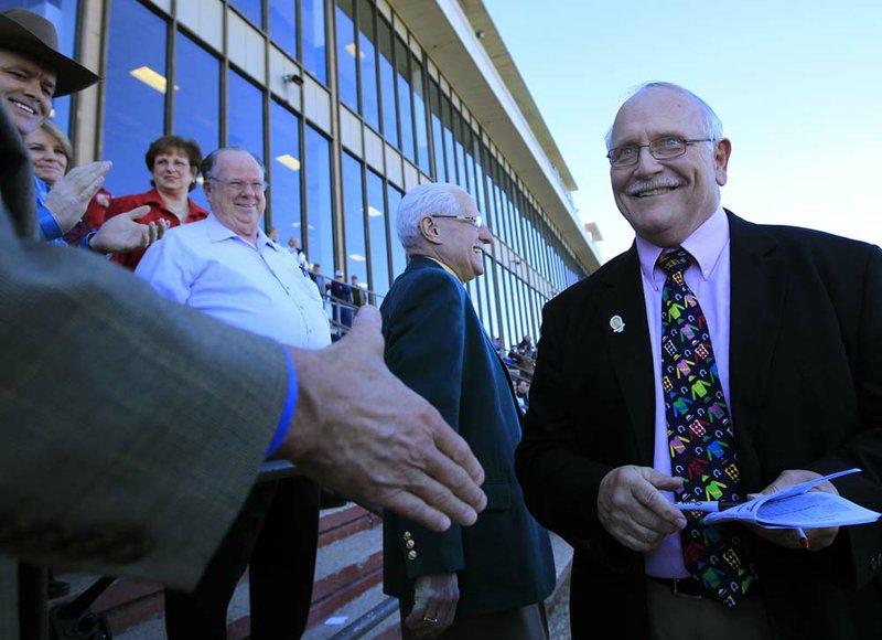 Longtime Oaklawn announcer Terry Wallace dies