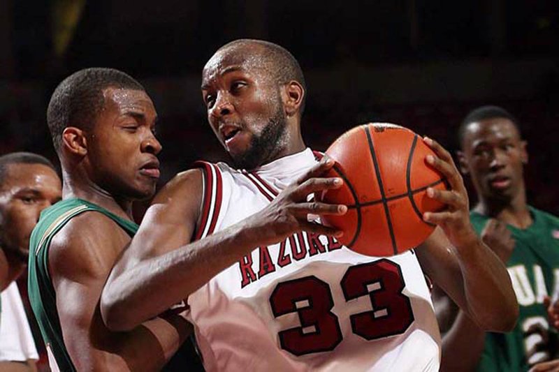  Arkansas Democrat-Gazette/WILLIAM MOORE
Arkansas' Marshawn Powell battles for position against Alabama Birmingham's Elijah Millsap Saturday, January 2, 2010 at Bud Walton Arena in Fayetteville.