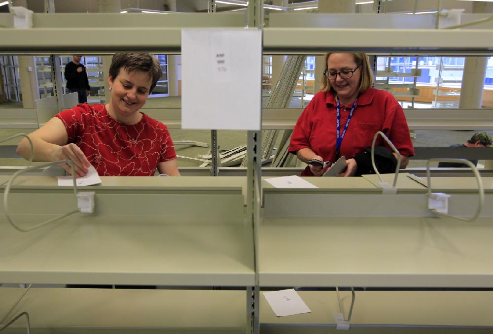 Arkansas Democrat-Gazette/BENJAMIN KRAIN --1/27/11--
Jennifer Chilcoat,left, and other Central Arkansas Library System workers move some 200000 books from the first floor to the newly-remodeled 5th floor of the Main Library branch in downtown Little Rock.