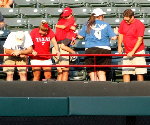 Texas Rangers fan dies, fell reaching for ball