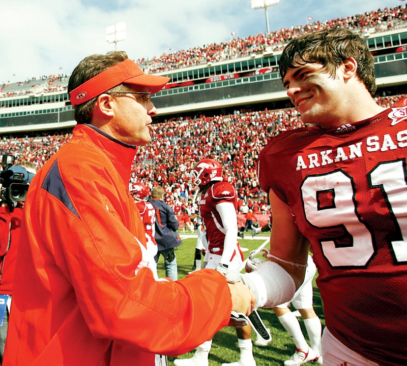  Jake Bequette talks with Auburn offensive coordinator Gus Malzahn after the Razorbacks’ 44-23 win in 2009 at Fayetteville. This season, Bequette will again be key to slowing Malzahn’s high-powered offense when the teams tussle on Oct. 8.